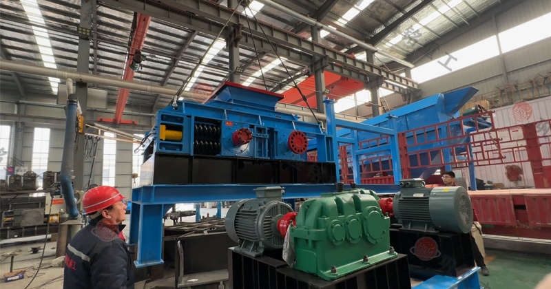 大型河卵石對(duì)輥制砂機(jī) 大型河卵石對(duì)輥制砂機(jī)