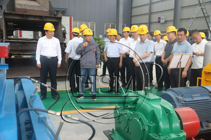 對輥制砂機廠家--熱烈歡迎袁書記來我廠參觀考察